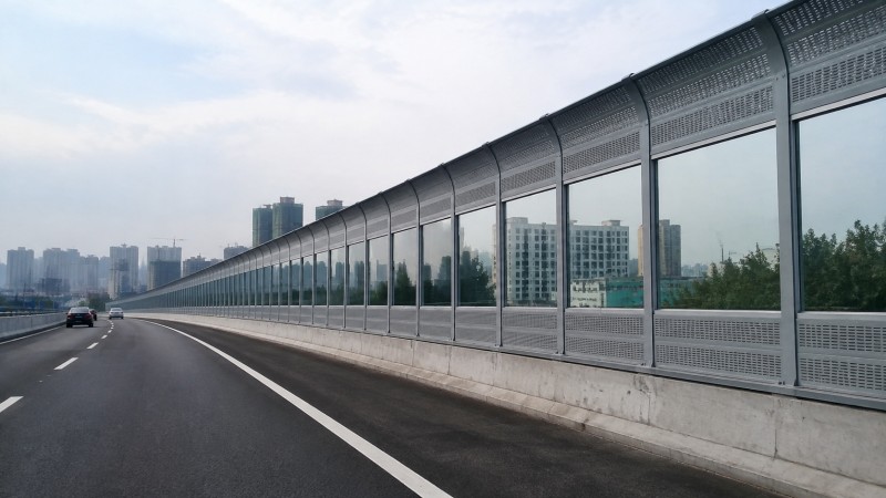 高速公路聲屏障如何兼顧降噪與通風(fēng)？工程設(shè)計(jì)要點(diǎn)