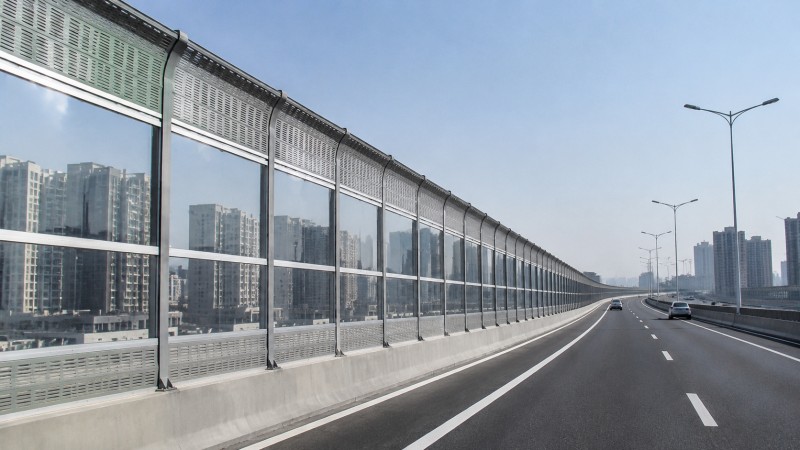 城市高架透明聲屏障如何兼顧采光、結構安全與降噪？