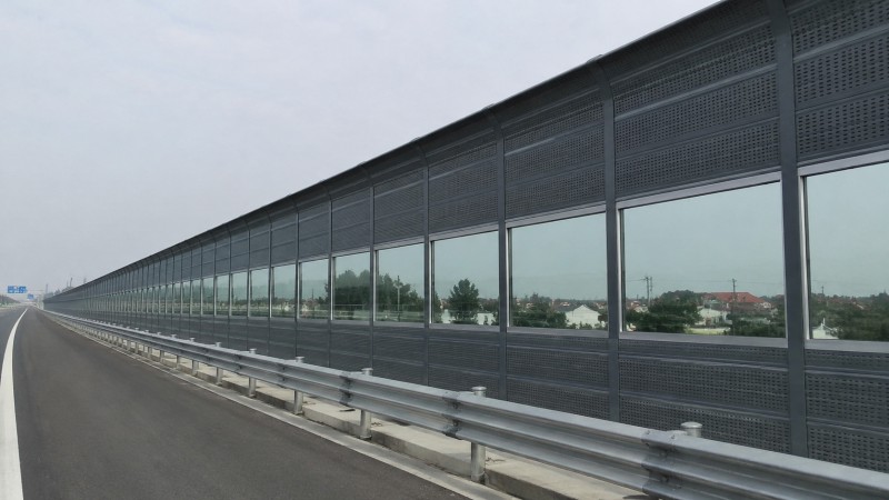 公路聲屏障立柱間距怎么確定？荷載、板材與施工協(xié)調(diào)要點