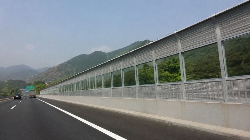 山區(qū)高速公路聲屏障怎么設計？地形風、排水與基礎施工要點